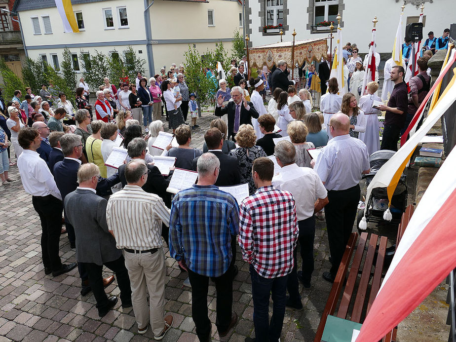 Fronleichnamsprozession durch die Straßen von Naumburg (Foto: Karl-Franz Thiede)